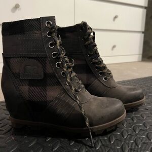 NWOT Green Sorel Joan of Arctic Plaid wedge 9